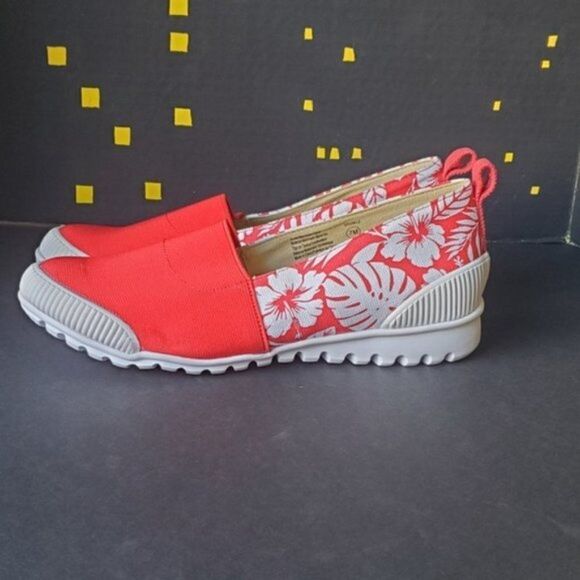 Cougar Red and White Slip On shoes - Picture 3 of 7